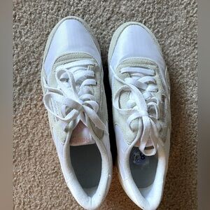 Women’s Reebok tennis shoes